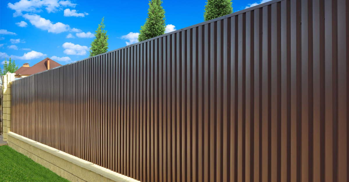 Trapezoidal metal sheet fence
